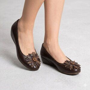 NWOT - ECCO Brown Leather Keystone Flower On Flats Size 6-6.5